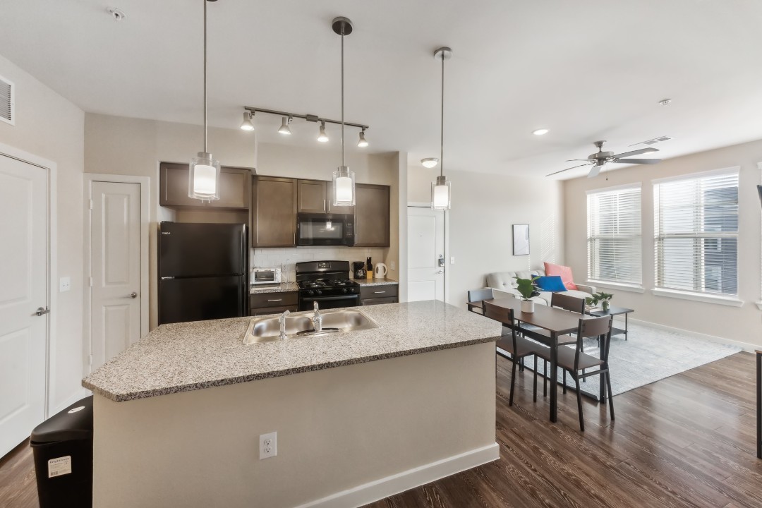 Smart Living Cullen, · Unit 3305 1/1
