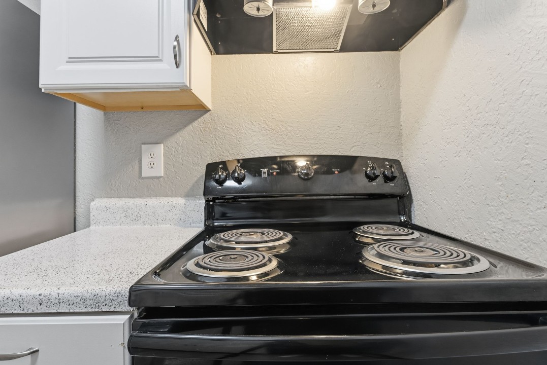 Hillcrest 8308D · Unit 1/1