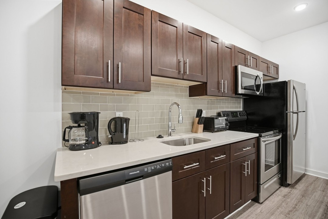 Fairmount Square 1528-2D · Unit 1/1