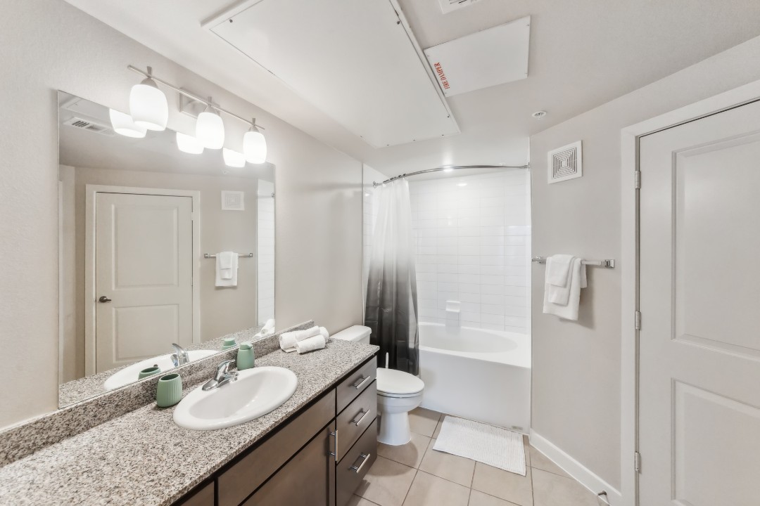 Smart Living Cullen, · Unit 3305 1/1