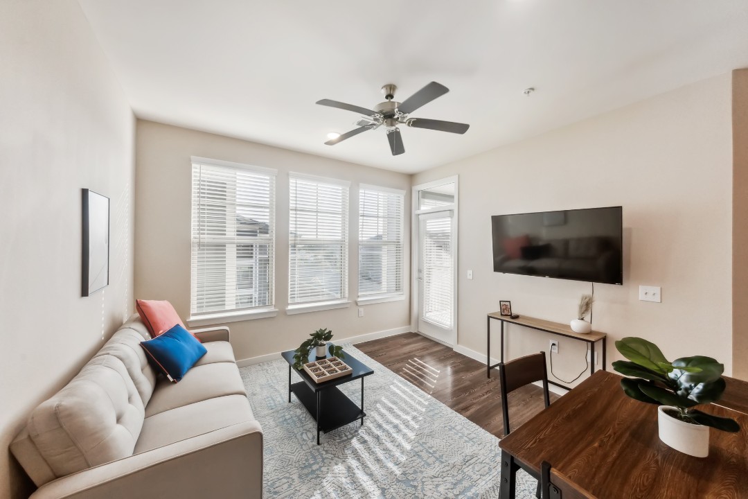 Smart Living Cullen, · Unit 3305 1/1