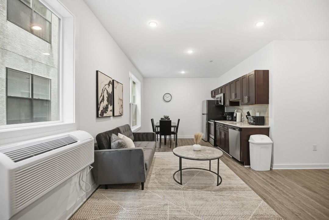 Fairmount Square 1528- 2H · Unit 1/1