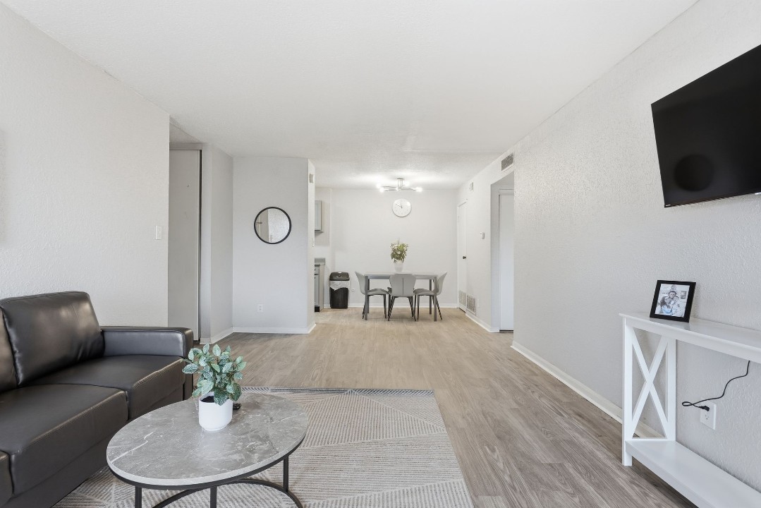 Hillcrest 5704F · Unit 1/1