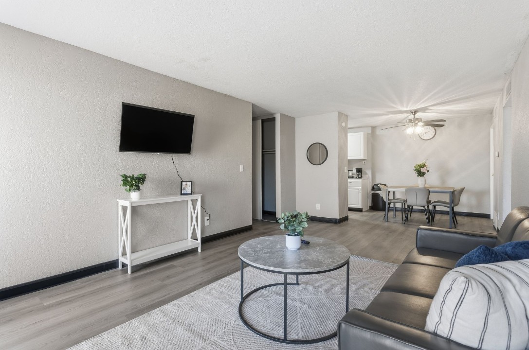 Hillcrest 8308D · Unit 1/1