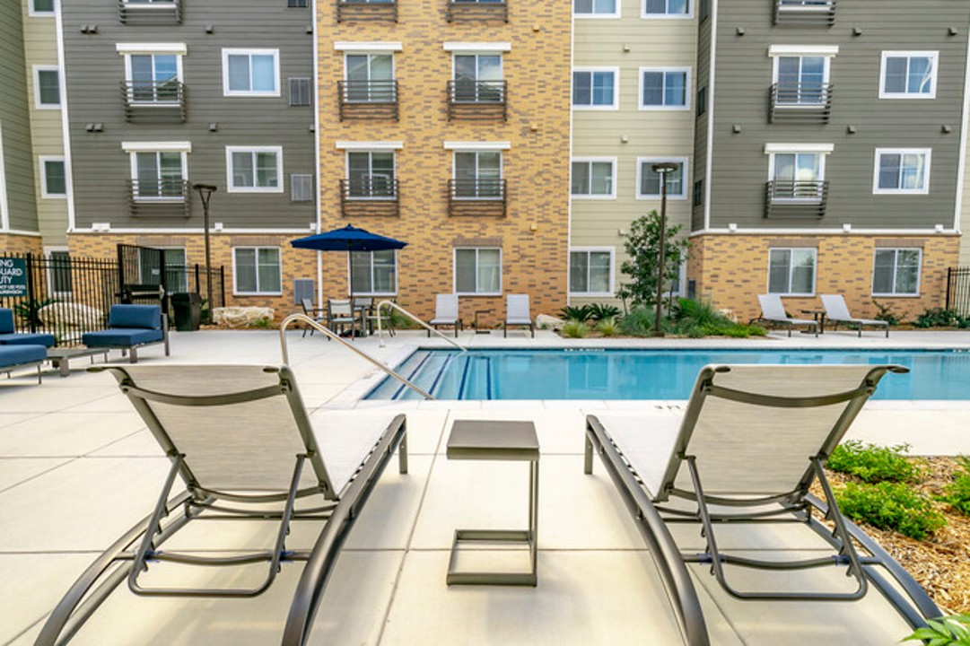 Simplicity At the Rim · Unit 1106  1106 2/2
