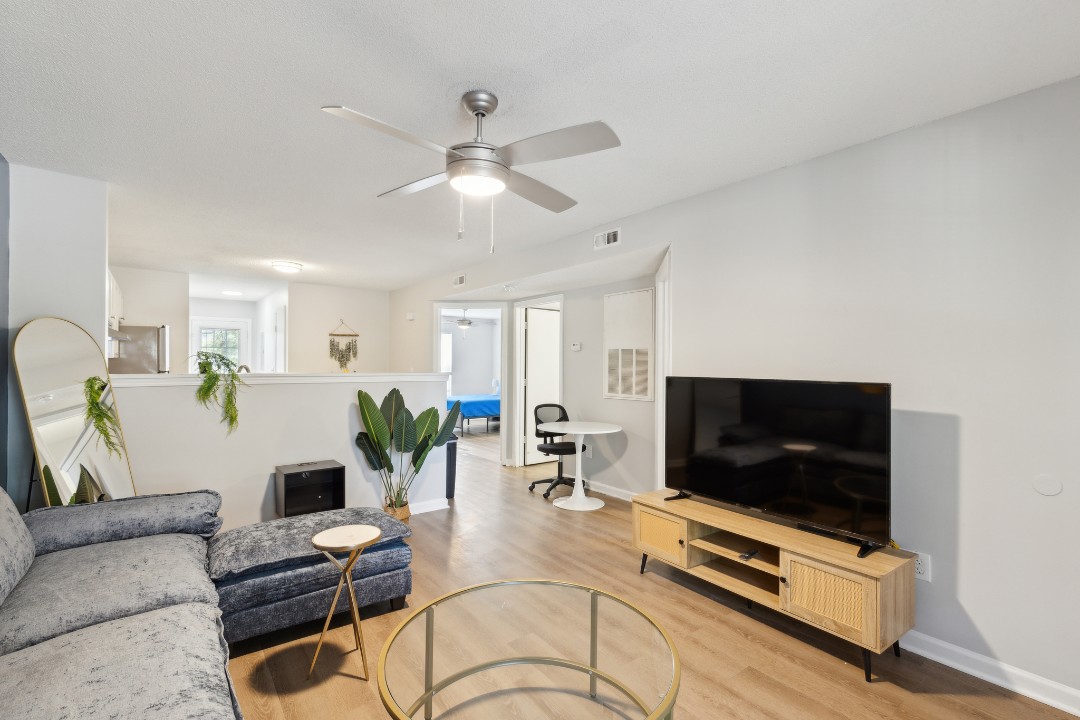 Carlson Bay, 3504-103, · Unit 2/2