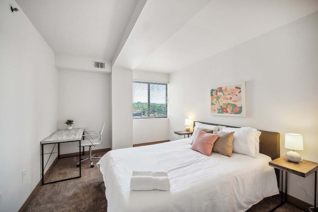 Pa Place 1111, 1br