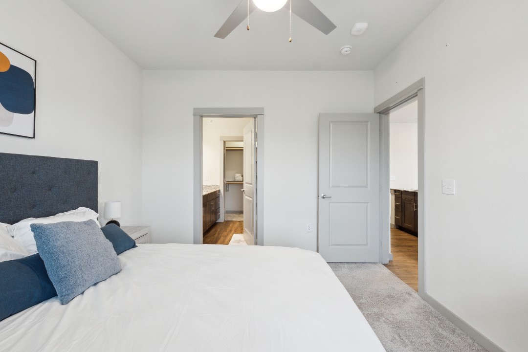 Chisholm Trace · Unit 222 2/2