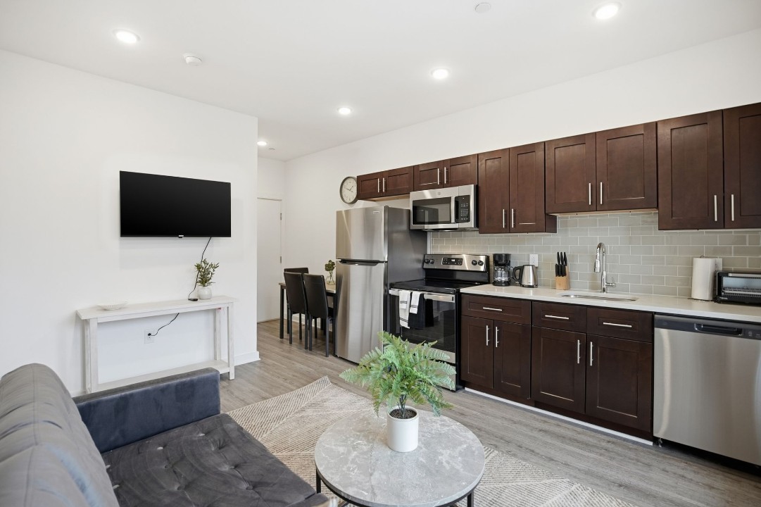 Fairmount Square 1528-3F · Unit 1/1