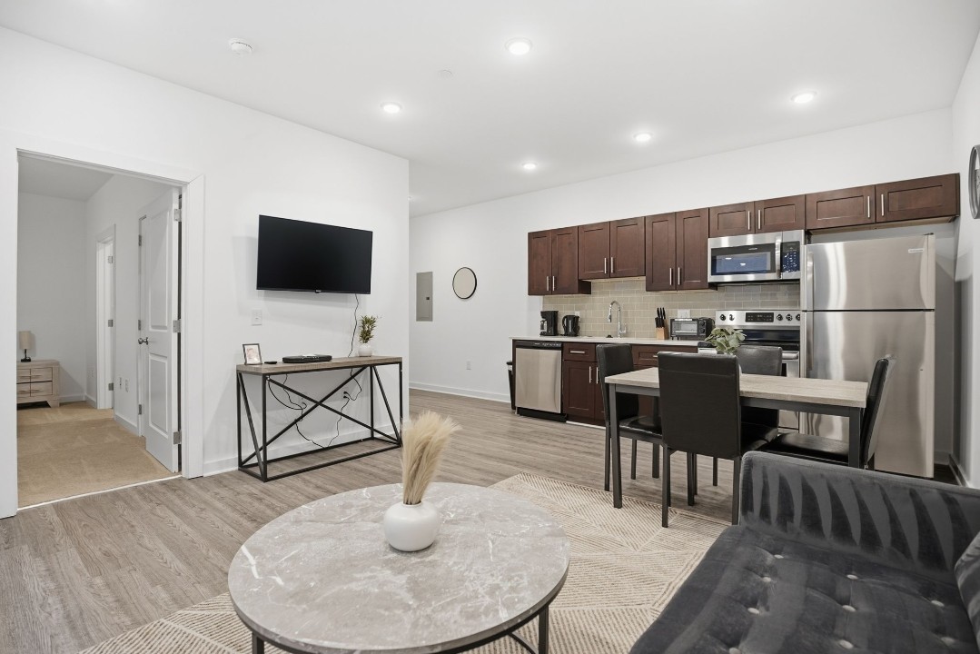 Fairmount Square 1528-2D · Unit 1/1