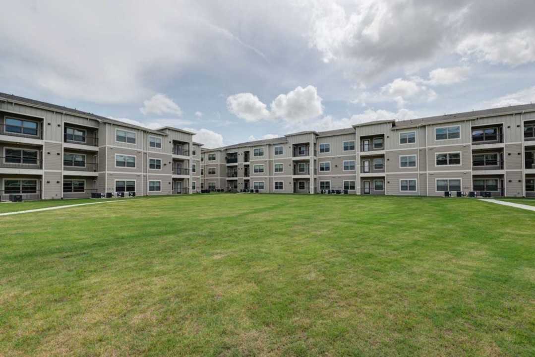 Smart Living Cypress Creek, · Unit 8302 2/2