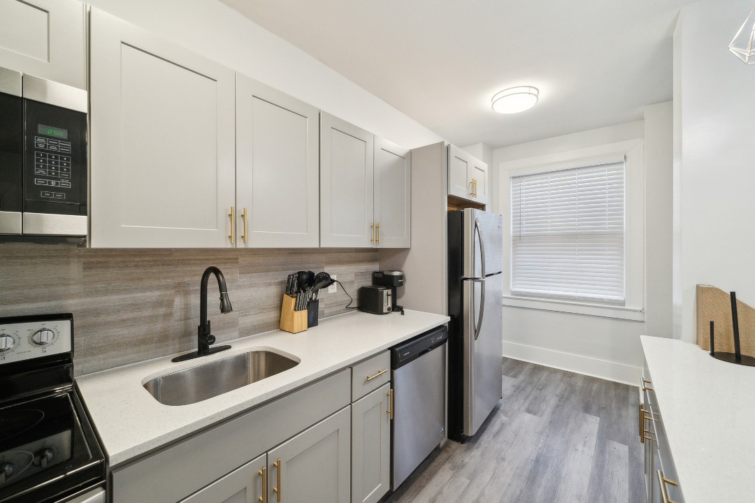 Fairfax Apartments · Unit 425
