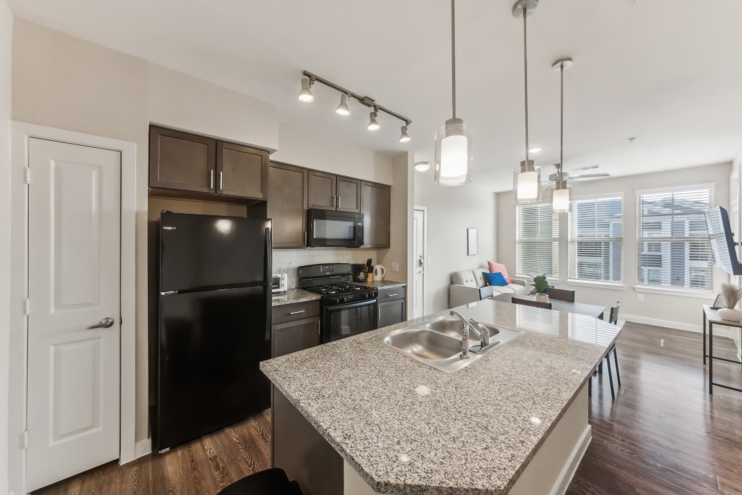 Smart Living Cullen, · Unit 3305 1/1