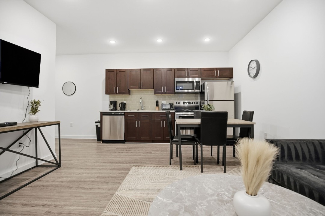 Fairmount Square 1528-2D · Unit 1/1
