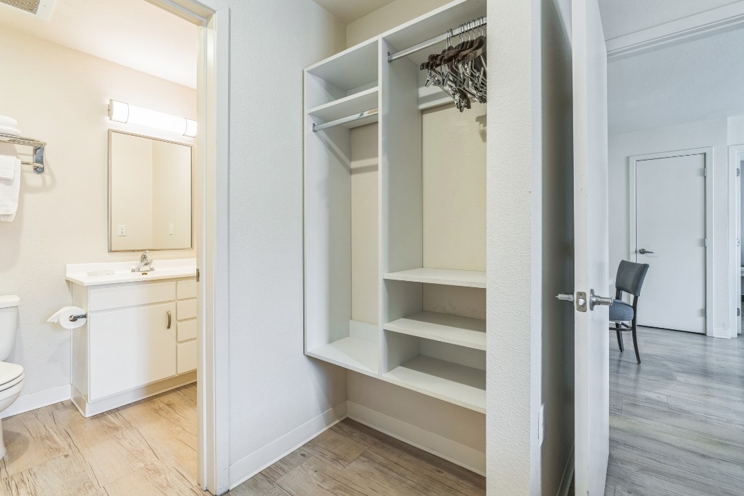 Simplicity At the Rim · Unit 1401 2/2