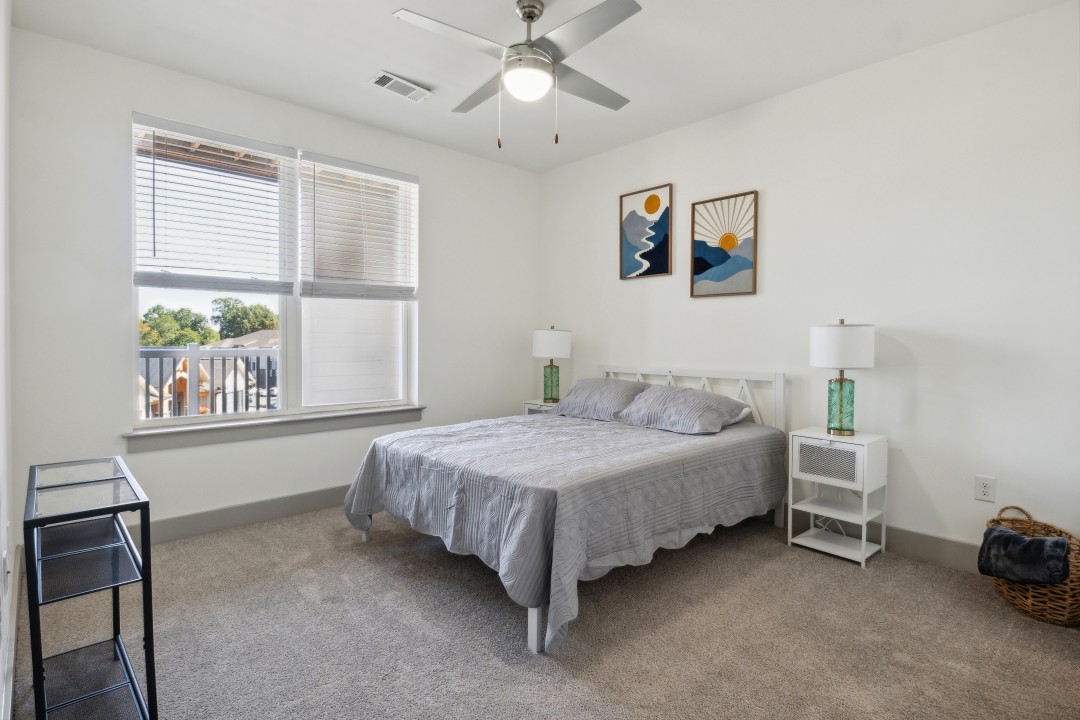 Overlook at Farragut 1214, 1BD/1BA