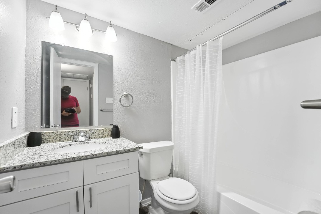 Eureka village · Unit 221 1/1