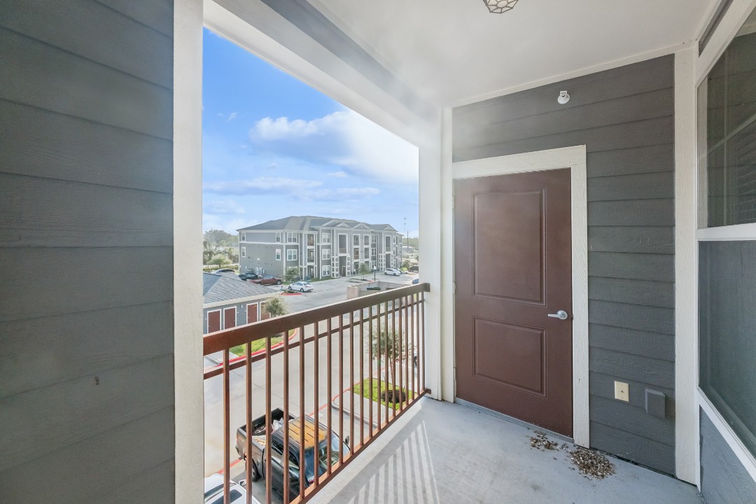 Smart Living Cullen, · Unit 3305 1/1