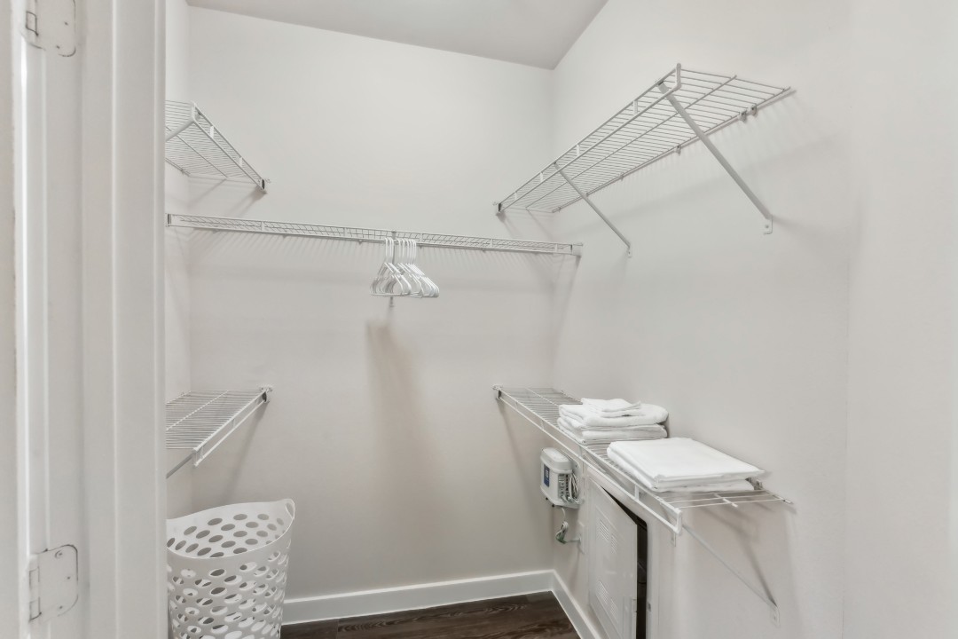 Smart Living Cullen, · Unit 3305 1/1