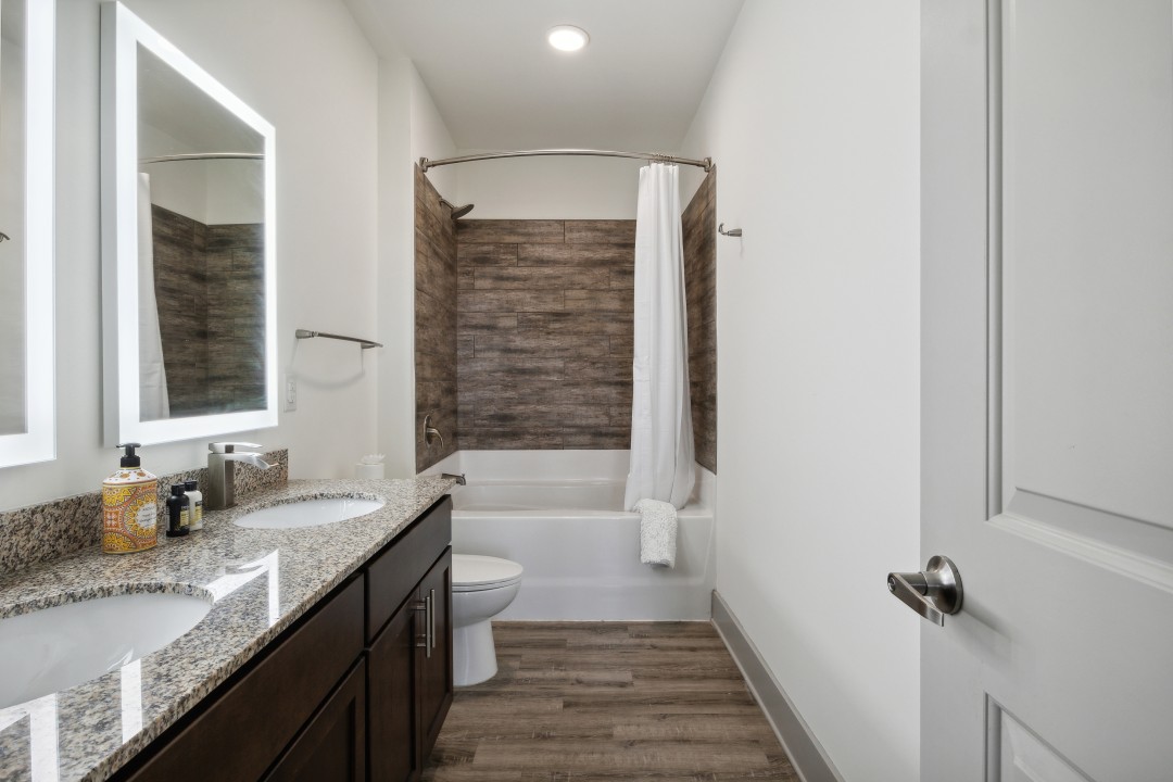 Overlook at Farragut 1214, 1BD/1BA