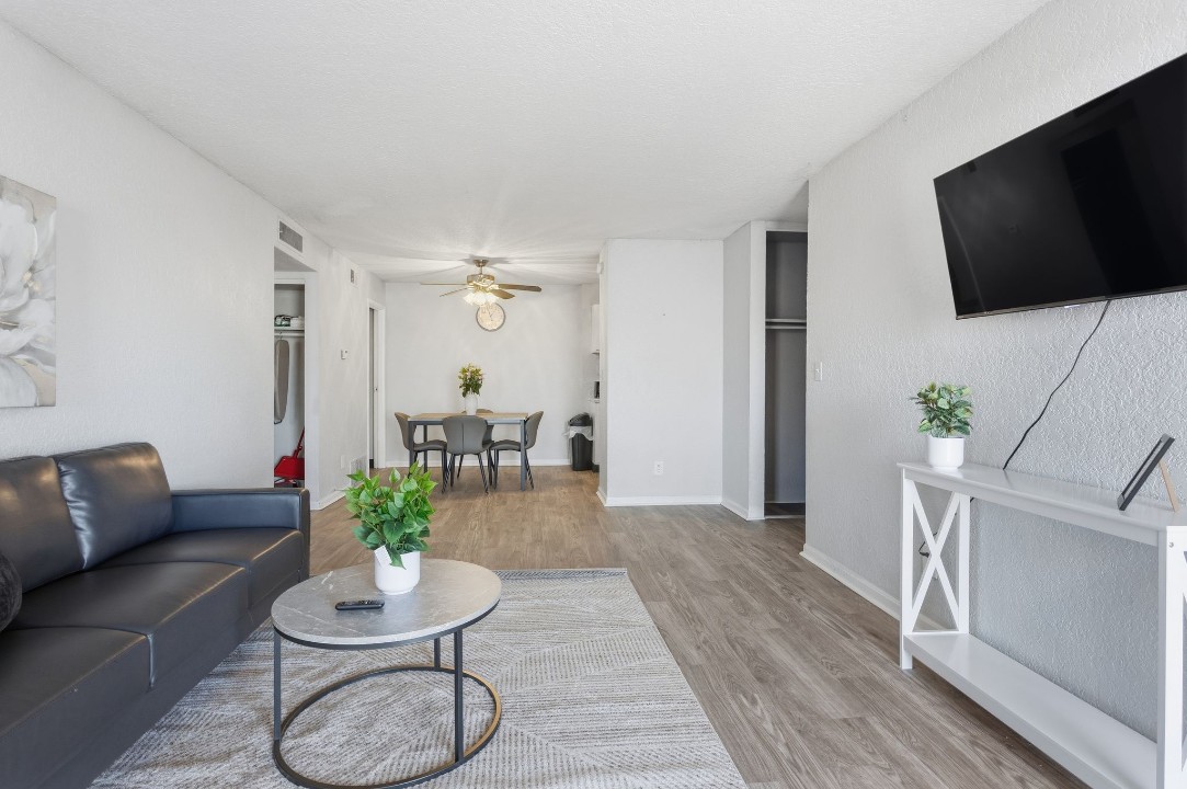 Hillcrest 8306C · Unit 1/1