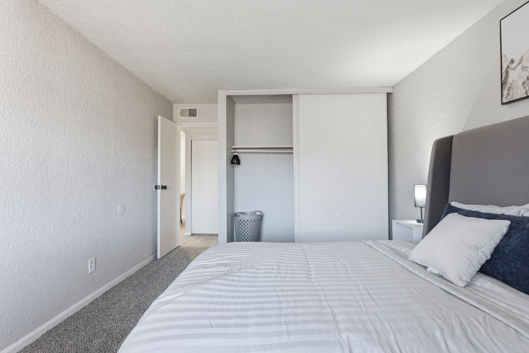 Hillcrest 5704F · Unit 1/1