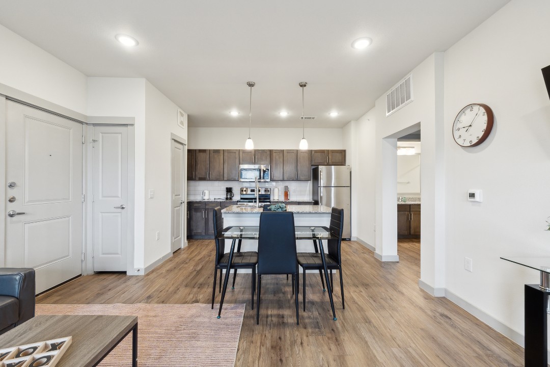 Chisholm Trace · Unit 933 1/1