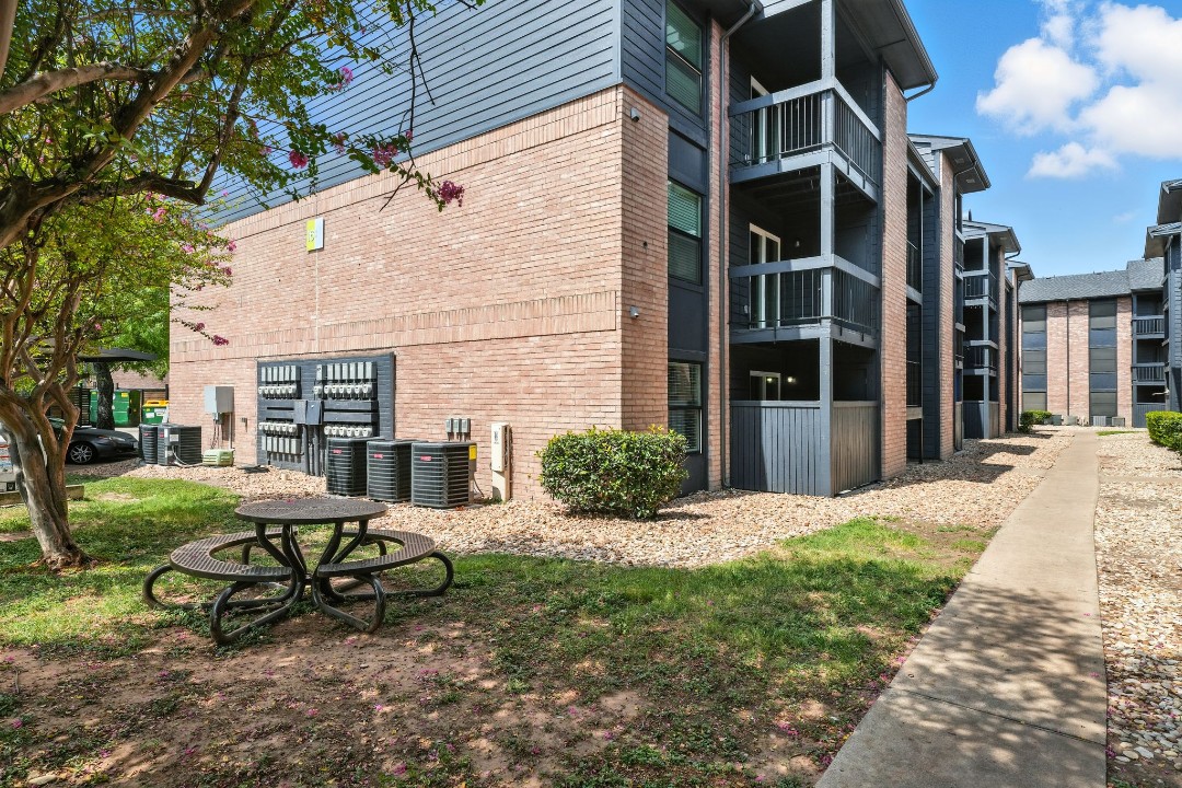 Mueller Flats · Unit 1613 1/1