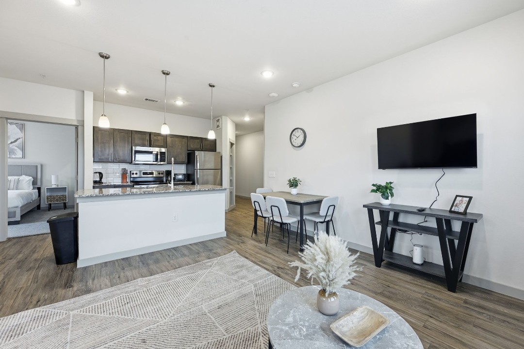 Chisholm Trace · Unit 812 2/2