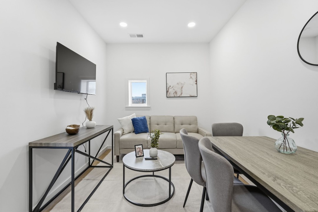 Carriage House C307 · Unit 1/1