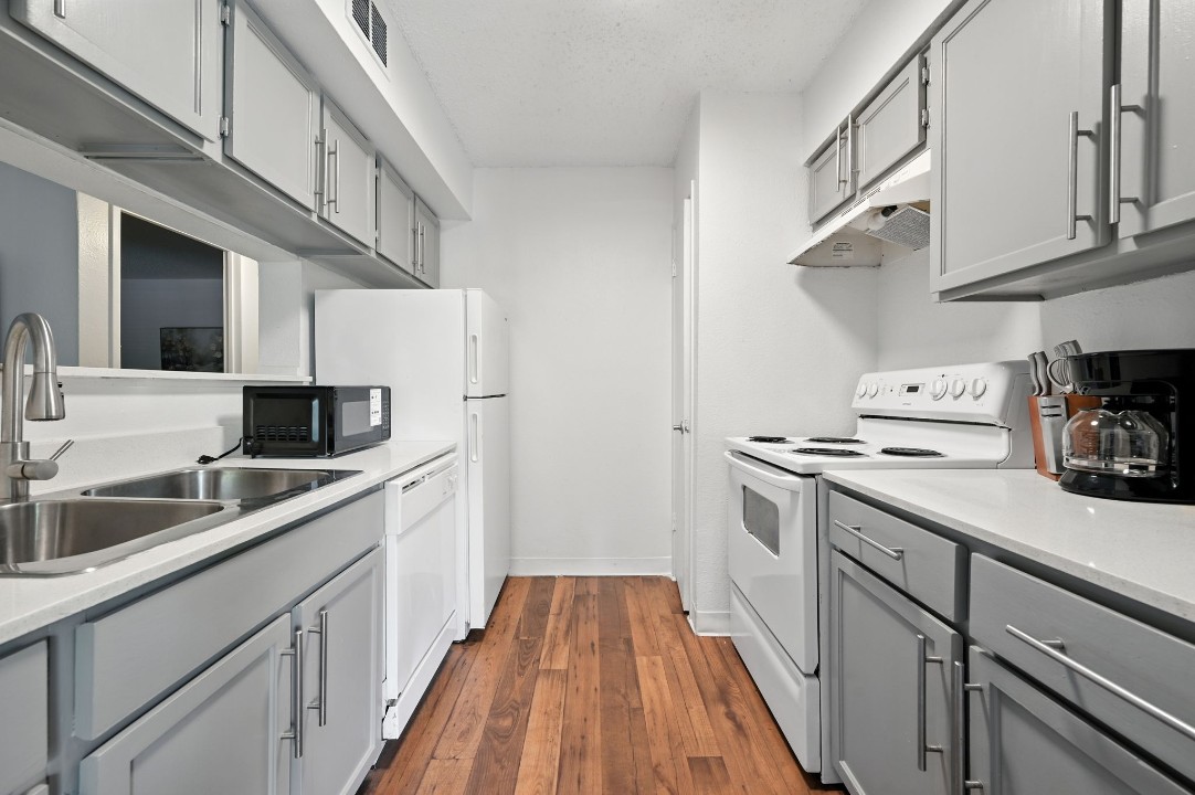 Mueller Flats · Unit 212 2/2