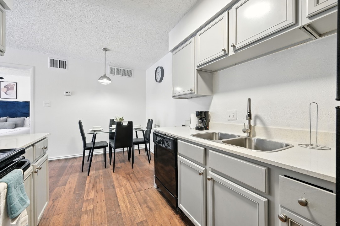 Mueller Flats · Unit 1508 1/1