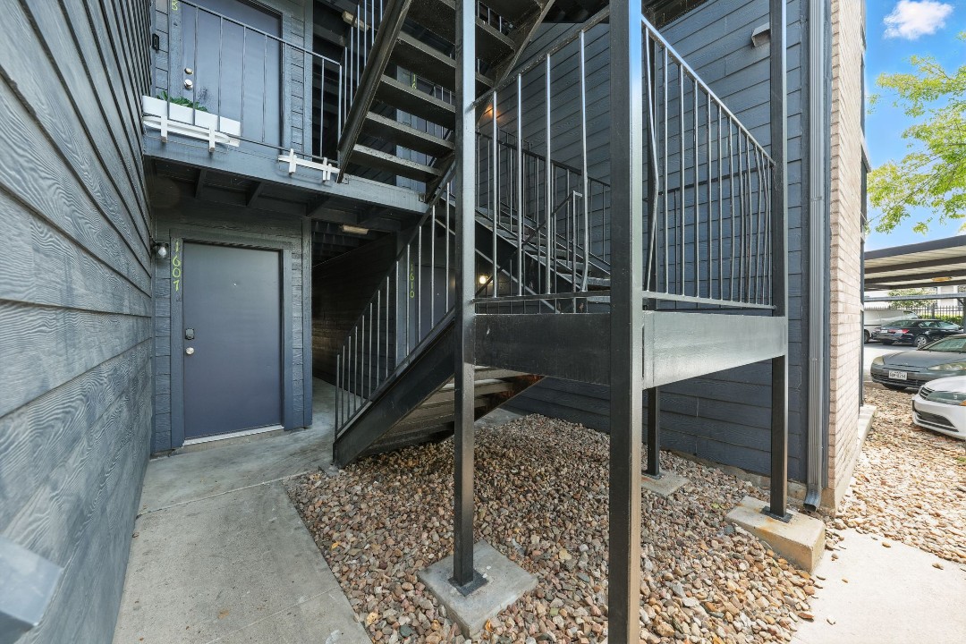 Mueller Flats · Unit 1607 1/1