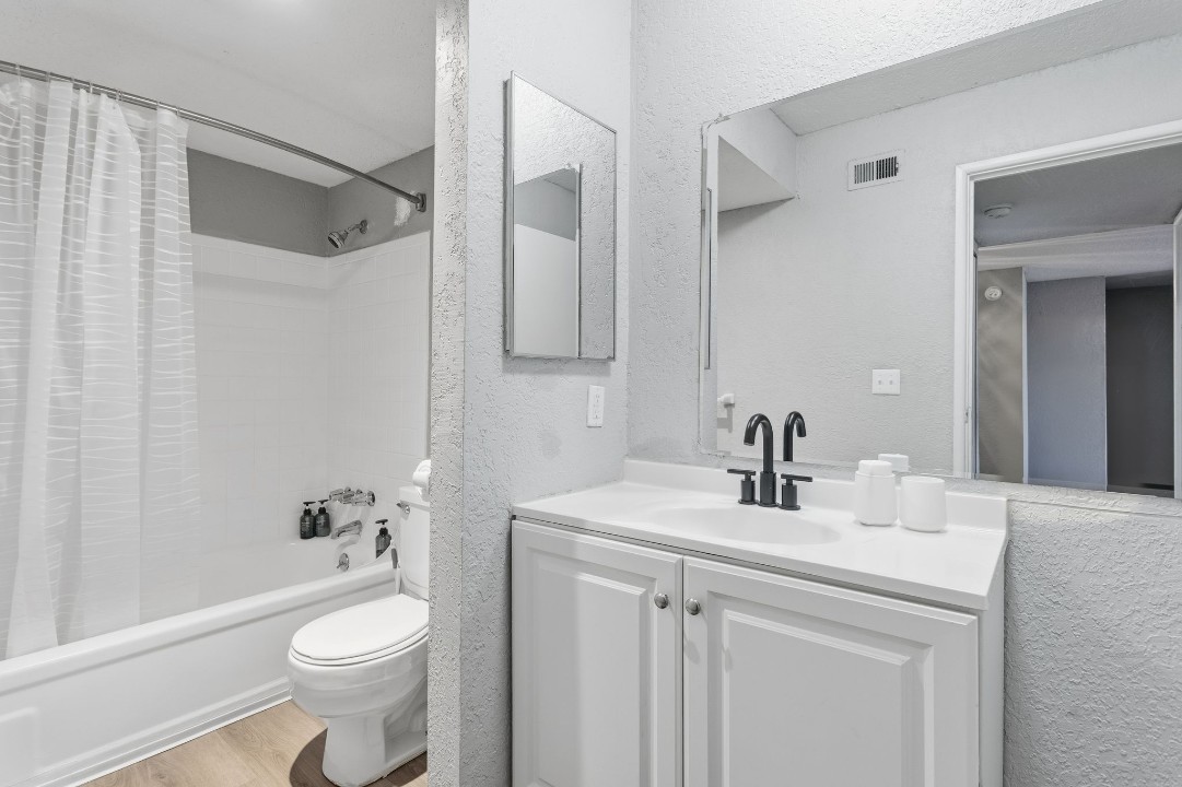 Hillcrest 8308D · Unit 1/1