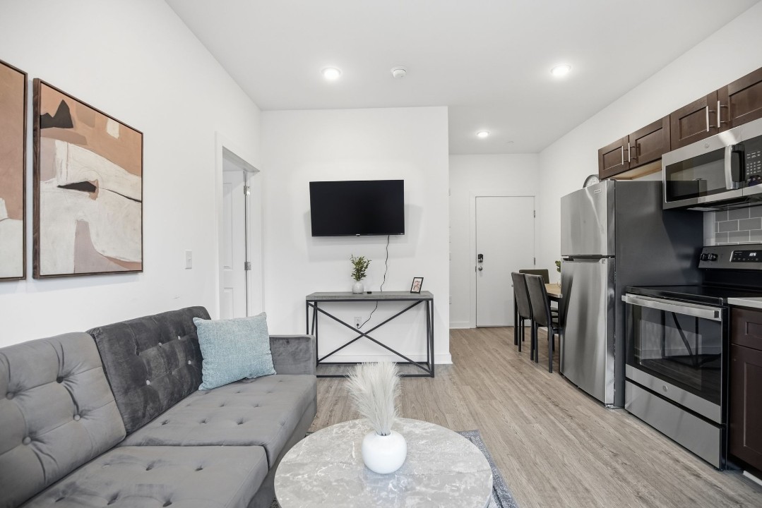 Fairmount Square 1528-2F · Unit 1/1