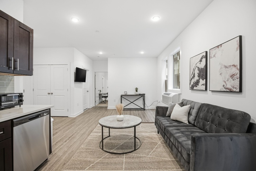 Fairmount Square 1528- 2H · Unit 1/1
