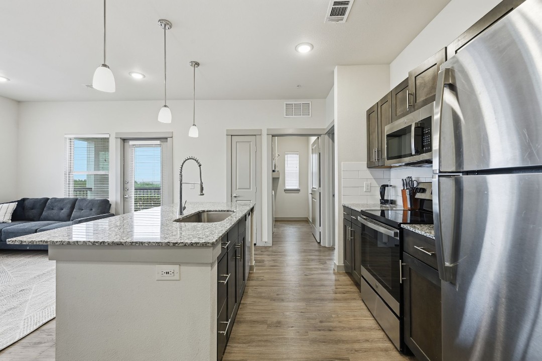 Chisholm Trace · Unit 812 2/2