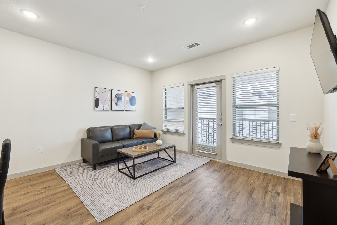 Chisholm Trace · Unit 422 2/2