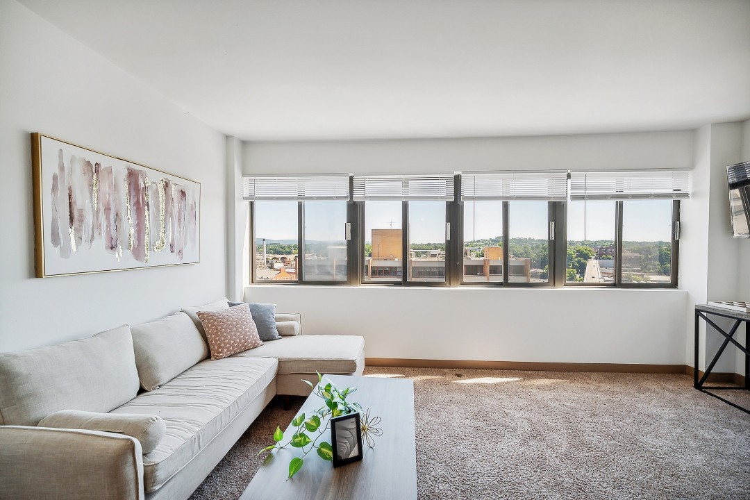 Pa Place 1111, 1br