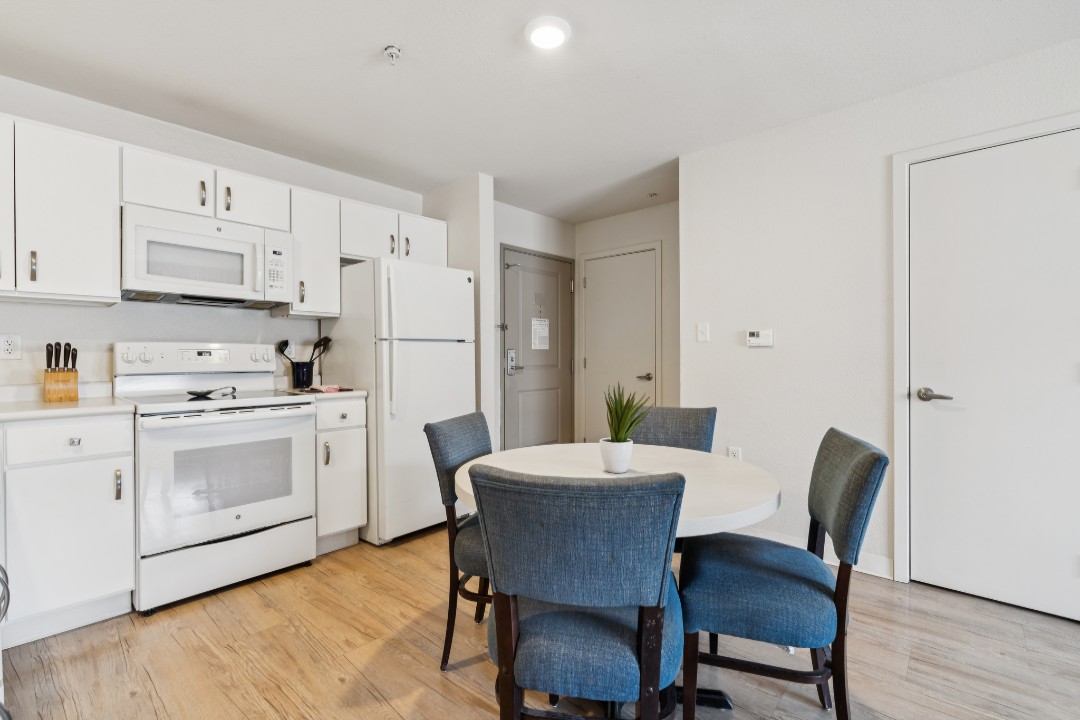 Simplicity At the Rim · Unit 1401 2/2
