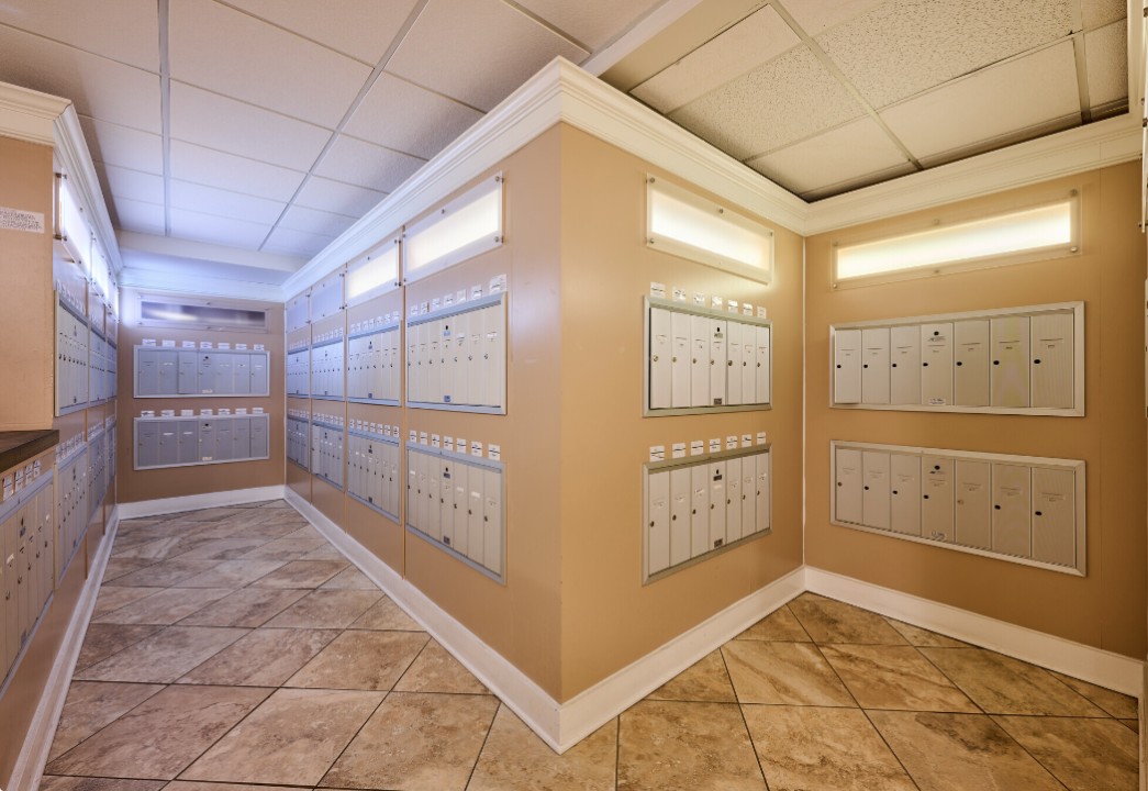 on East, 636- · Unit 111  1/1
