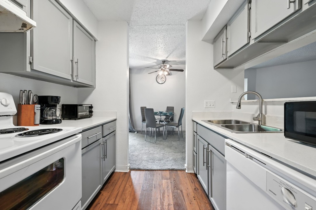 Mueller Flats · Unit 212 2/2