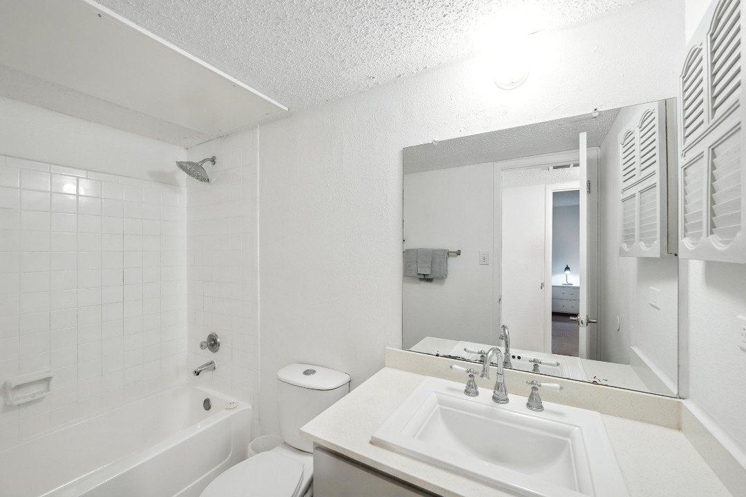 Mueller Flats · Unit 1223 2/2