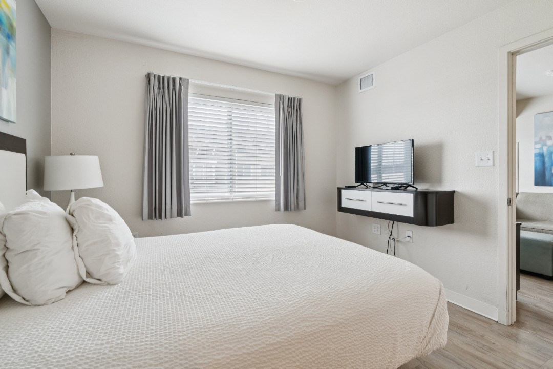 Simplicity At the Rim · Unit 1401 2/2