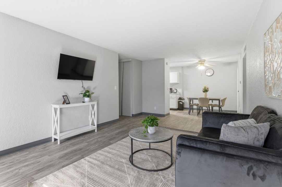 Hillcrest 8330F · Unit 1/1